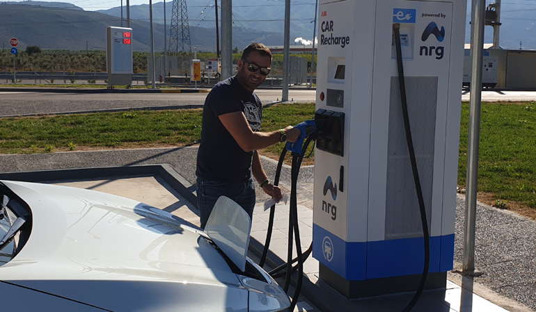 Η εποχή που θα φορτίζουμε με ρεύμα το αυτοκίνητό μας σε πρατήριο έχει έρθει...