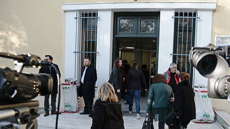 Κατάμεστη η αίθουσα στη δίκη για τις πλημμύρες στη Μάνδρα: Η Δικαιοσύνη να κάνει το χρέος της, λένε οι συγγενείς