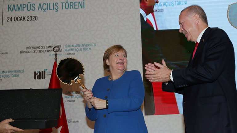 Ξετρελάθηκε η Μέρκελ με το δώρο του Ερντογάν