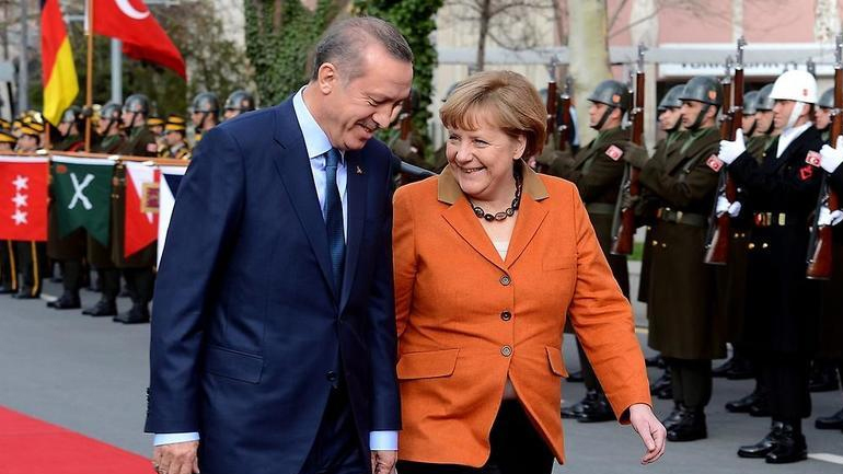 Deutsche Welle: Η Μέρκελ χρειάζεται τον Ερντογάν