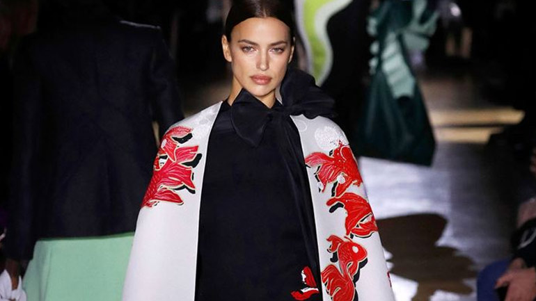 Έντονα χρώματα, prints και όγκοι στο Haute Couture show του Valentino