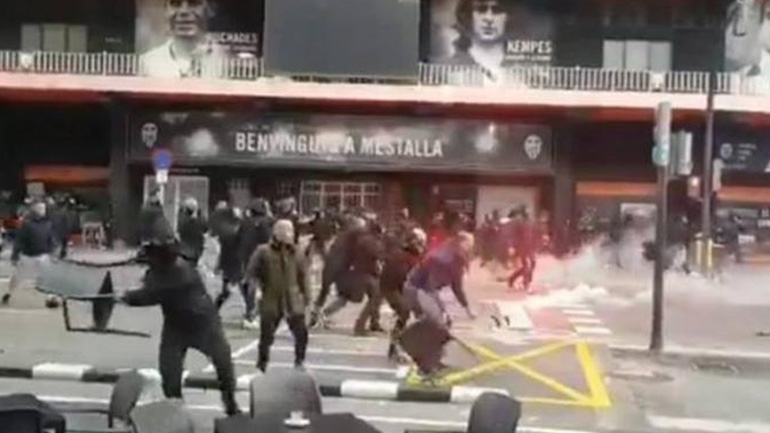 Σοβαρά επεισόδια στο «Μεστάγια» ανάμεσα σε οπαδούς της Βαλένθια και της Μπαρτσελόνα