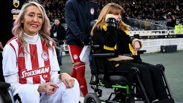 Συγκινητικές στιγμές στο ΟΑΚΑ: Θερμό χειροκρότημα για τη Μυρτώ και την Τόνια πριν το ντέρμπι ΑΕΚ-Ολυμπιακός