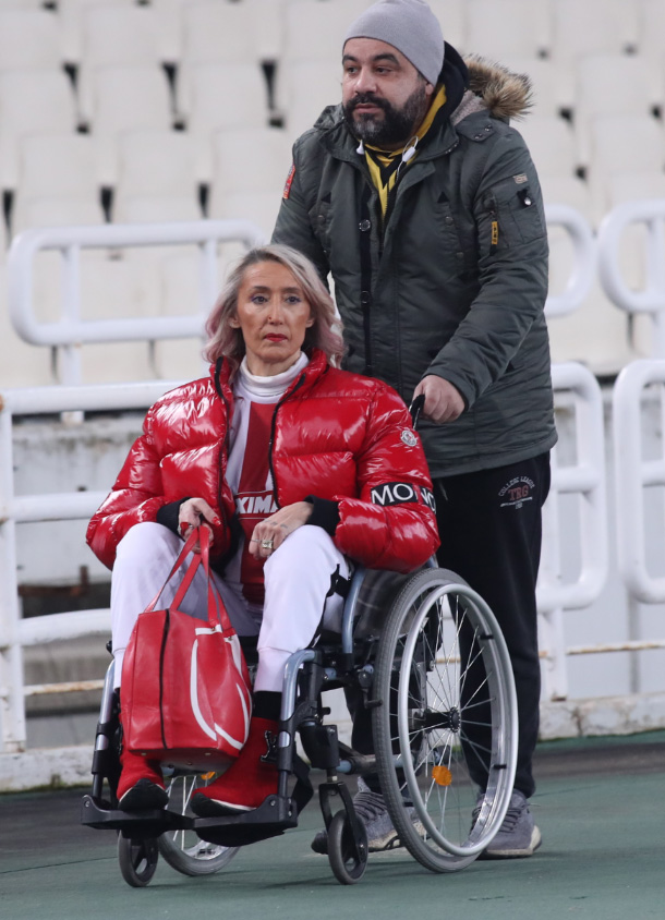 H φίλαθλος του Ολυμπιακού, Τόνια θα παρακολουθήσει το παιχνίδι μαζί με τη Μυρτώ, όπως συνέβη και στο ματς του πρώτου γύρου στο Καραϊσκάκη