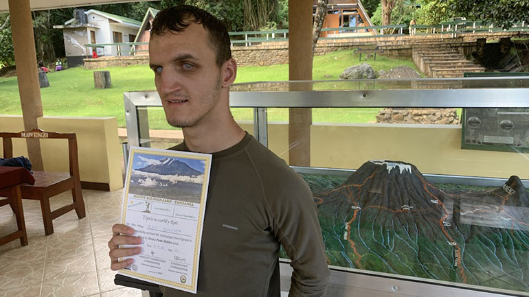 Η ιστορία του πρώτου Ρουμάνου τυφλού αθλητή που κατέκτησε το Κιλιμάντζαρο