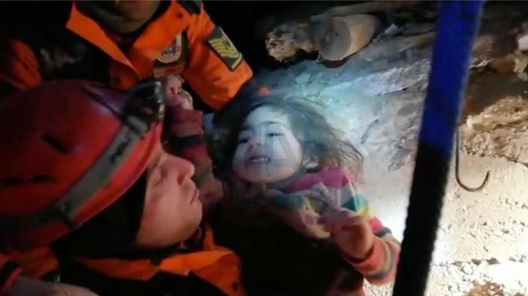 Σεισμός στην Τουρκία: Ντοκουμέντο από τη διάσωση μητέρας και κόρης ύστερα από 28 ώρες