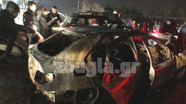 Επεισόδια, μολότοφ και χημικά έξω από το ΟΑΚΑ – Κάηκε περιπολικό