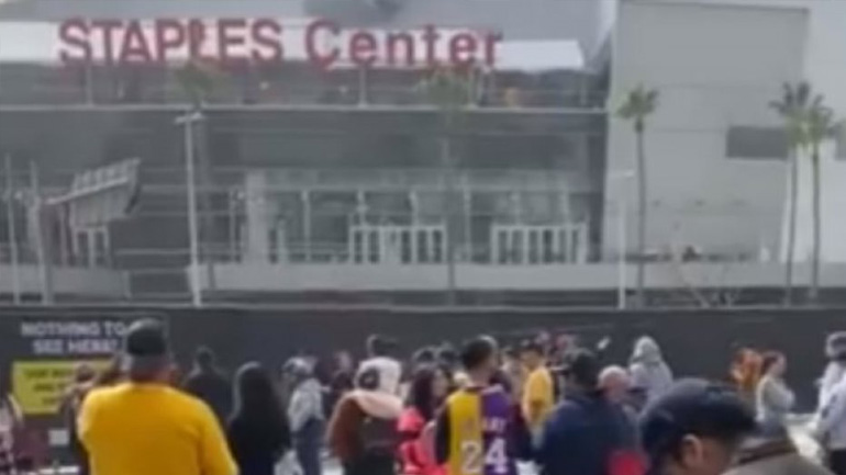 Θρήνος έξω από το Staples Center για τον Κόμπι Μπράιαντ