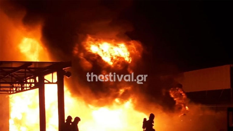 Θεσσαλονίκη: Φωτιά σε αντιπροσωπεία γεωργικών μηχανημάτων στη Σίνδο