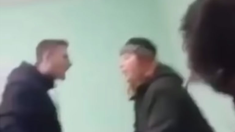 Θλιβερές εικόνες: Μαθητής ΕΠΑΛ τραμπουκίζει καθηγήτρια για να του σβήσει μια απουσία