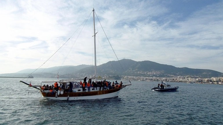 Μεσόγειος: Σχεδόν 500 μετανάστες αναμένουν ασφαλές λιμάνι για να αποβιβαστούν