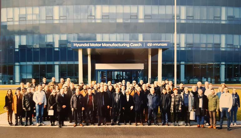 Αναμνηστική φωτογραφία του ελληνικού δικτύου της Hyundai στην Τσεχία