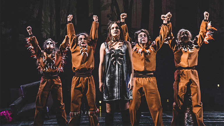 Καταχειροκροτήθηκε και «ξεσήκωσε» το νεανικό κοινό η πρεμιέρα της παράστασης «Παραμύθι για δύο» στο Θέατρο της Μονής Λαζαριστών