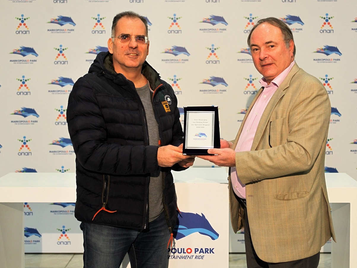 Ο Διευθυντής Οικονομικών της ΙΠΠΟΔΡΟΜΙΕΣ Α.Ε. Γιώργος Σκούρας απονέμει το Τρόπαιο Πειραιά στον συνιδιοκτήτη του ΚΙΝΓΚ ΟΦ ΣΠΙΝ, Μάριο Κουτσομύτη