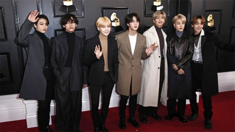 BTS, Nas, Billy Ray Cyrus με Lil Nas X στη σκηνή των Grammy