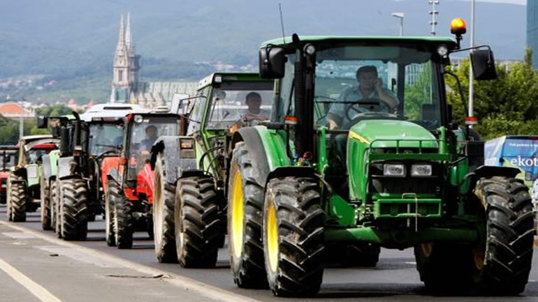 Έβγαλαν τρακέρ στη Λάρισα οι αγρότες – Συμβολικό «μπλόκο» σε Τύρναβο και Πλατύκαμπο