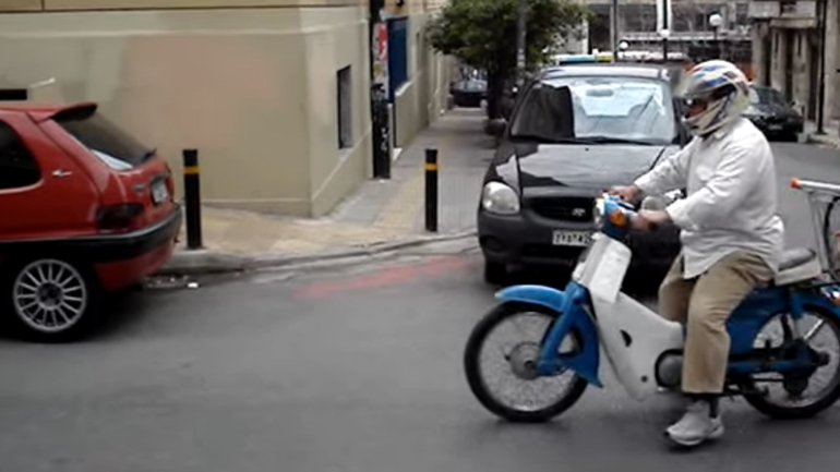 Πώς θα μεταφέρεις τα ψώνια του σουπερμάρκετ με το μηχανάκι