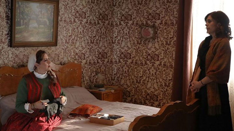 Άγριες Μέλισσες: Η Σμαρώ πλησιάζει την Ελένη