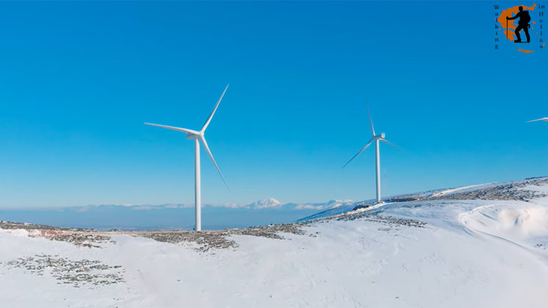 Το αιολικό πάρκο των Δερβενοχωρίων πάνω από τις ανεμογεννήτριες!