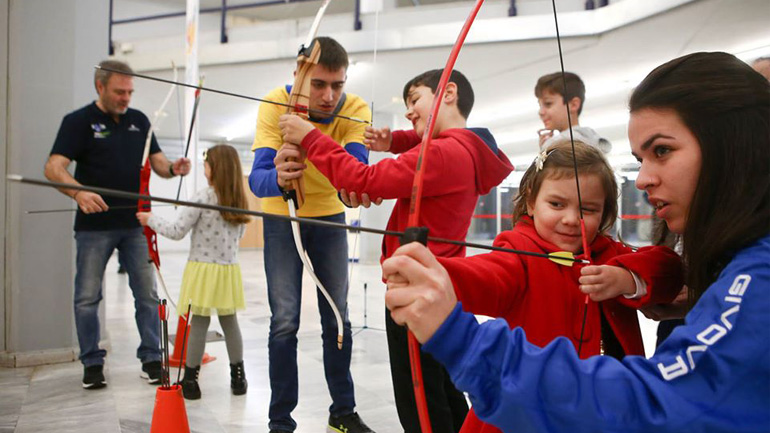 Μικροί και μεγάλοι γνώρισαν την τοξοβολία στο ΣΕΦ παρουσία του Γ.Γ.Α. Γιώργου Μαυρωτά