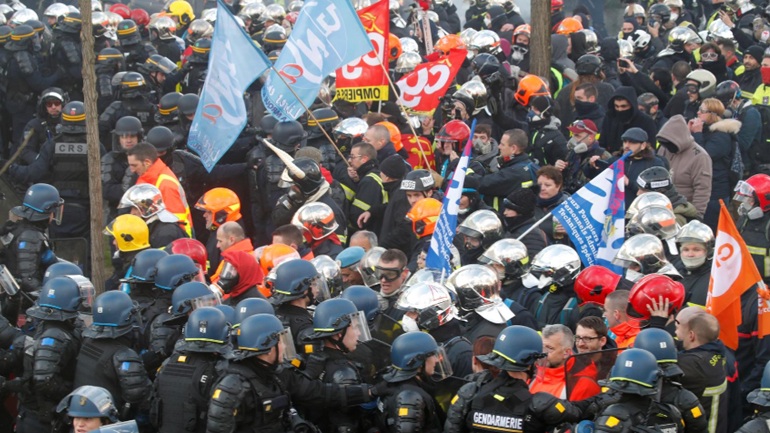 Δακρυγόνα και ξύλο στο Παρίσι: Συγκρούσεις αστυνομικών με πυροσβέστες που διαδήλωναν