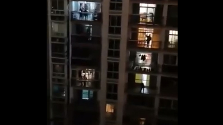 Οι κάτοικοι της Γιουχάν, πολιορκημένοι από τον κορωναϊό, τραγουδούν στα μπαλκόνια: «Θα τα καταφέρουμε»