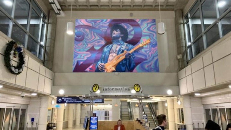 Γιγαντιαία τοιχογραφία με τον Prince στο αεροδρόμιο της Μινεάπολης στις ΗΠΑ