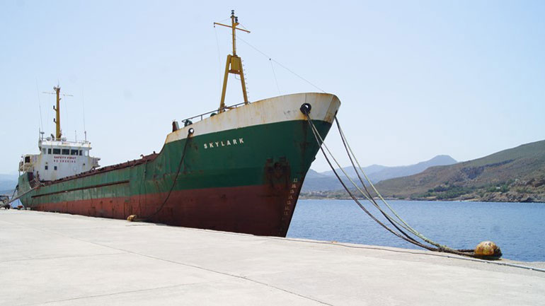 Χανιά: Απομακρύνεται από το λιμάνι Καβουσίου ακινητοποιημένο φορτηγό πλοίο