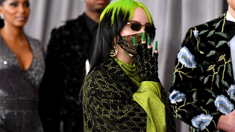 Grammys 2020: Η εκκεντρική εμφάνιση της Billie Eilish με neon green από την κορυφή έως τα νύχια!