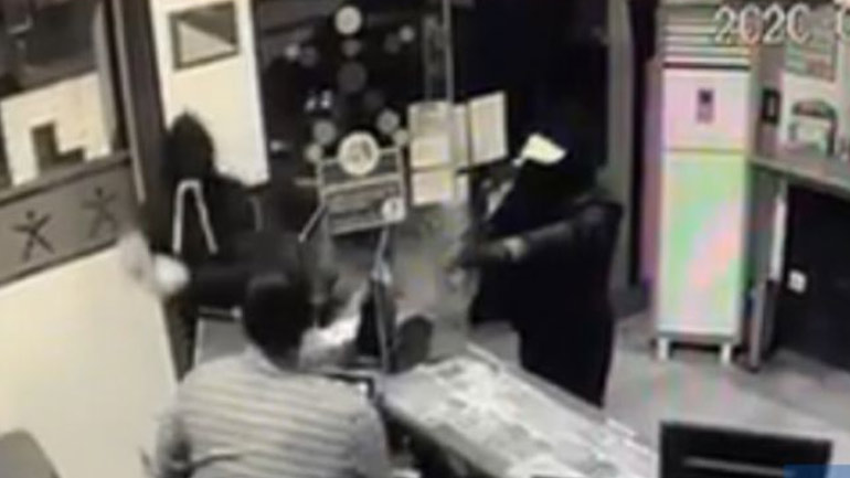 Θεσσαλονίκη: Ιδιοκτήτης πρακτορείου ΟΠΑΠ επιτίθεται σε ένοπλους κουκουλοφόρους