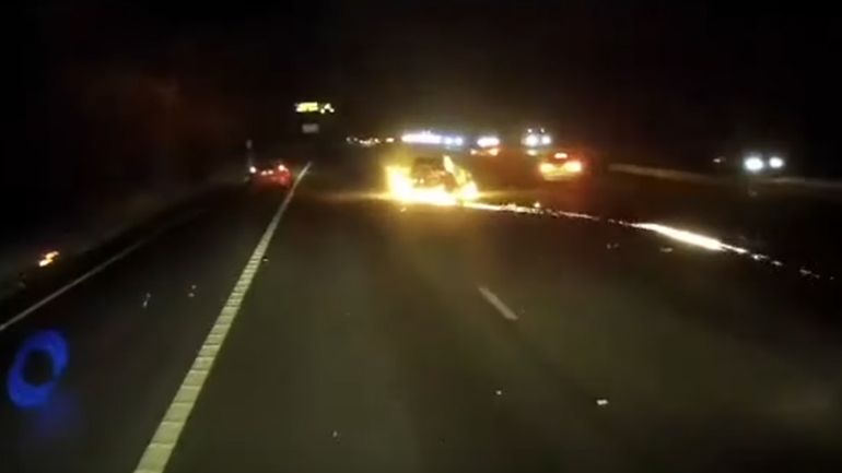 Οδηγός φορτηγού σώζει γυναίκα από φλεγόμενο όχημα