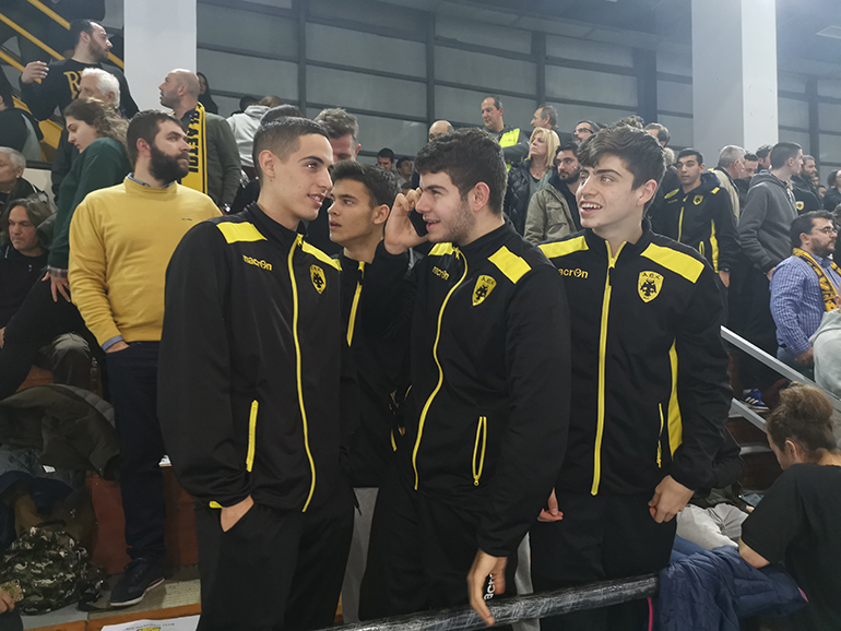 Οι παίκτες της ομάδας Νέων της ΑΕΚ παρακολουθούν το ντέρμπι