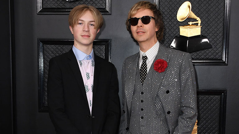 Ο Beck εμφανίστηκε με τον γιο του, Κοσίμο Χένρι Χάνσεν, στο κόκκινο χαλί των Grammy 2020