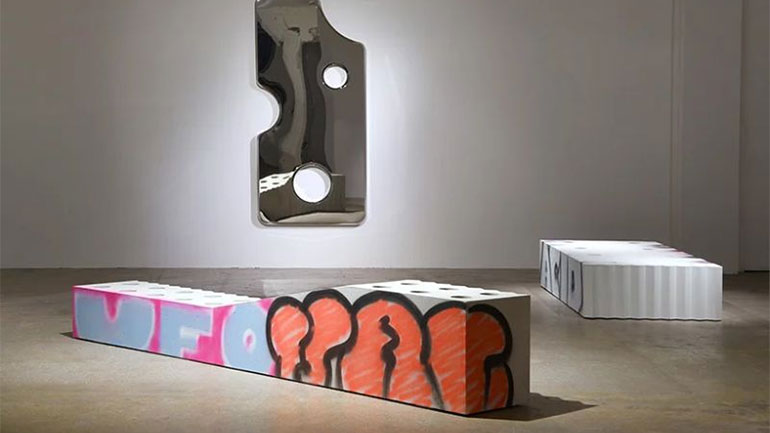 Έπιπλα, καλυμμένα με γκράφιτι, από τον Virgil Abloh