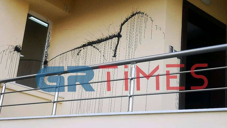 Μπαράζ βανδαλισμών σε επιχειρήσεις real estate στη Θεσσαλονίκη