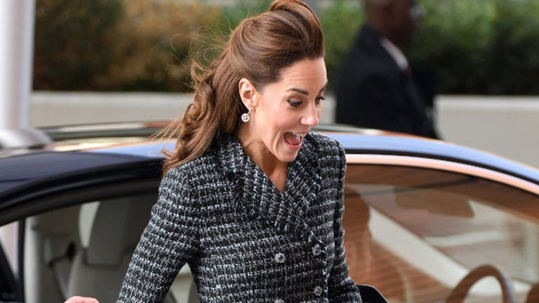 Το ατύχημα της Kate Middleton – Ο αέρας τής σήκωσε τη φούστα