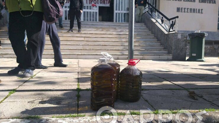 Καλαμάτα: Αγανακτισμένοι αγρότες έχυσαν ελαιόλαδο έξω από το διοικητήριο