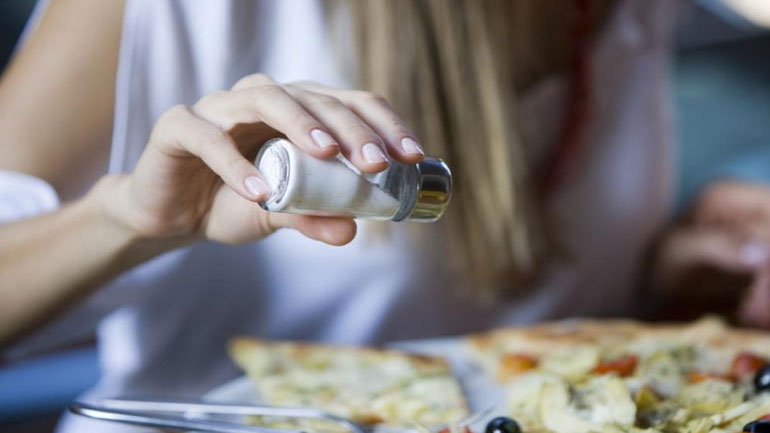 Tips για να μειώσετε το αλάτι από τη διατροφή σας