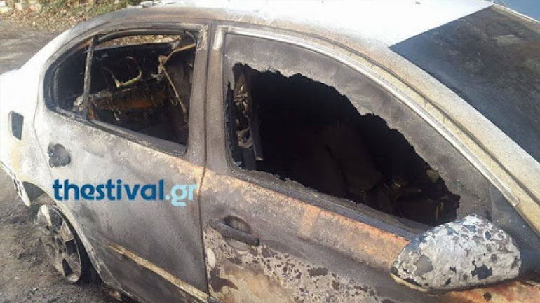 Στις φλόγες αυτοκίνητο στο κέντρο της Θεσσαλονίκης