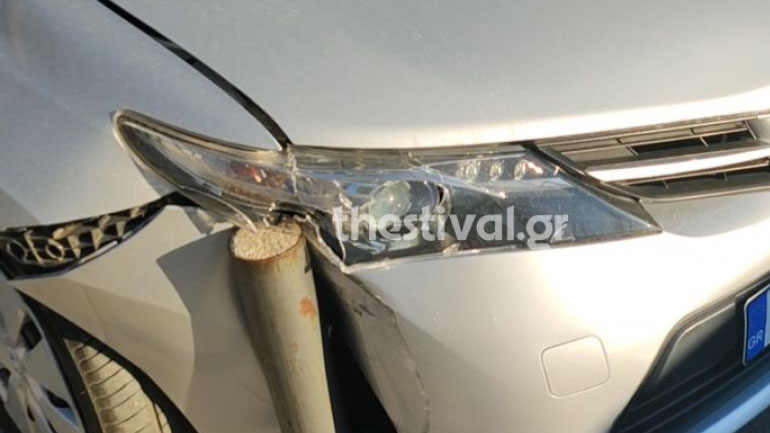 Τροχαίο ατύχημα στη Θεσσαλονίκη – Αυτοκίνητο χτύπησε πέντε σταθμευμένα οχήματα