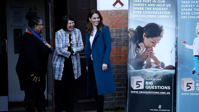 Η Kate Middleton σερβίρει δημητριακά παίζοντας με τα παιδιά