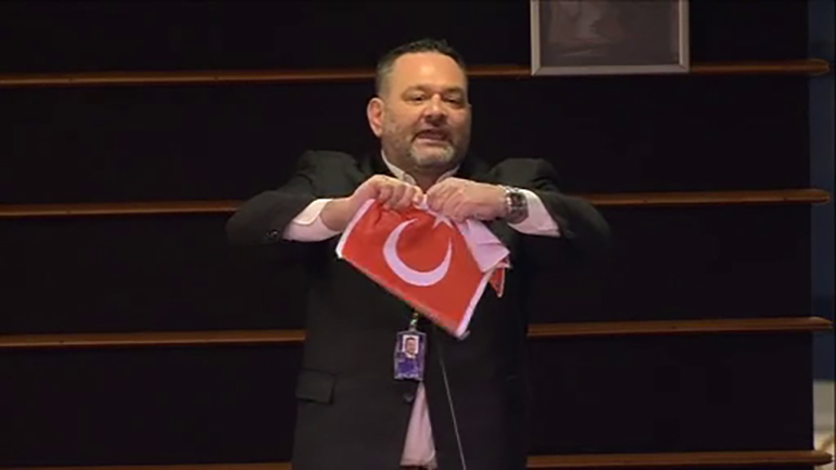 Ο ευρωβουλευτής Λαγός έσκισε τουρκική σημαία στο ευρωκοινοβούλιο – Οργισμένη αντίδραση της Άγκυρας