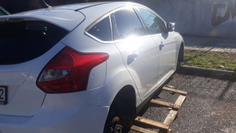 Θεσσαλονίκη: Έκλεψαν και τα τέσσερα λάστιχα από αυτοκίνητο στη Νεάπολη