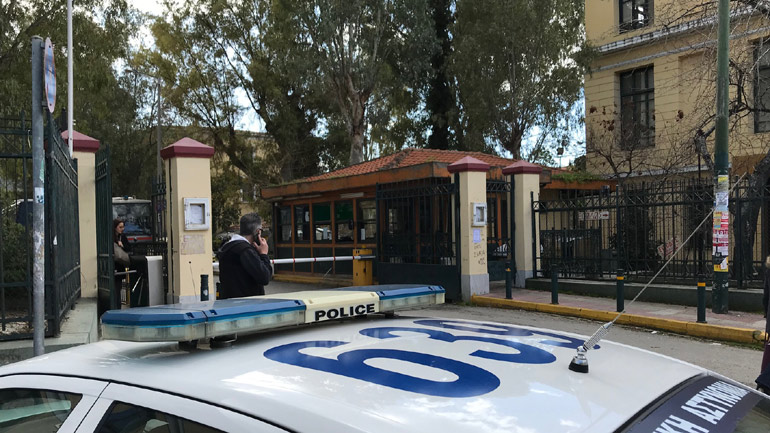 Στον ανακριτή ο «τοξοβόλος» και οι δύο γυναίκες που συνελήφθησαν στην Αγία Παρασκευή Στον ανακριτή ο «τοξοβόλος» και οι δύο γυναίκες που συνελήφθησαν στην Αγία Παρασκευή