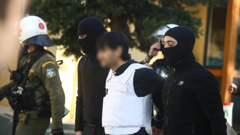 Αναζητούν τους συνεργούς του «τοξοβόλου του Συντάγματος»