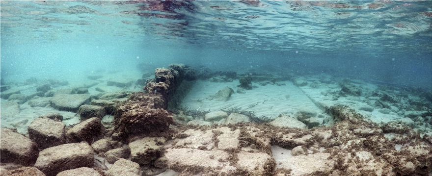 Λείψανα ποντισμένων κτηρίων στον βυθό του όρμου του Πόρου Ελούντας