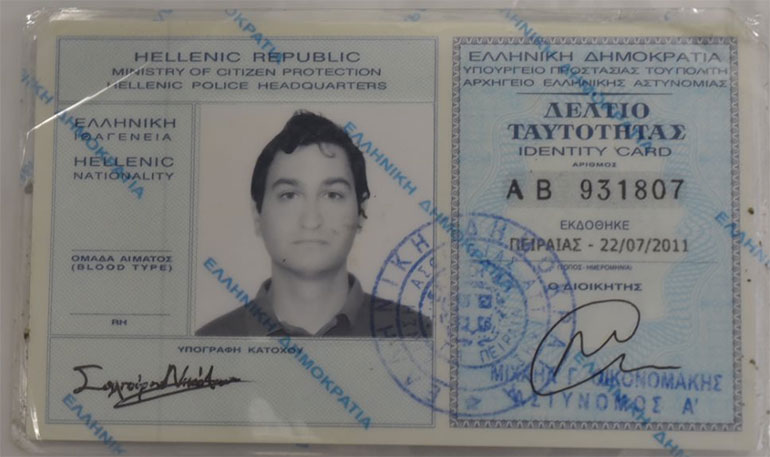 Φωτογραφία καταφανώς πλαστού Δελτίου Αστυνομικής Ταυτότητας με αριθμό ΑΒ 931807, που φέρεται να εκδόθηκε την 22/07/2011 από το Τμήμα Ασφαλείας Πειραιά, υπό στοιχεία ΣΑΧΤΟΥΡΗΣ ΝΙΚΟΛΑΟΣ του ΙΩΑΝΝΗ και της ΜΑΡΙΑΣ γεν. 23/10/1987 στον Πειραιά Αττικής, δημότης Πειραιά.