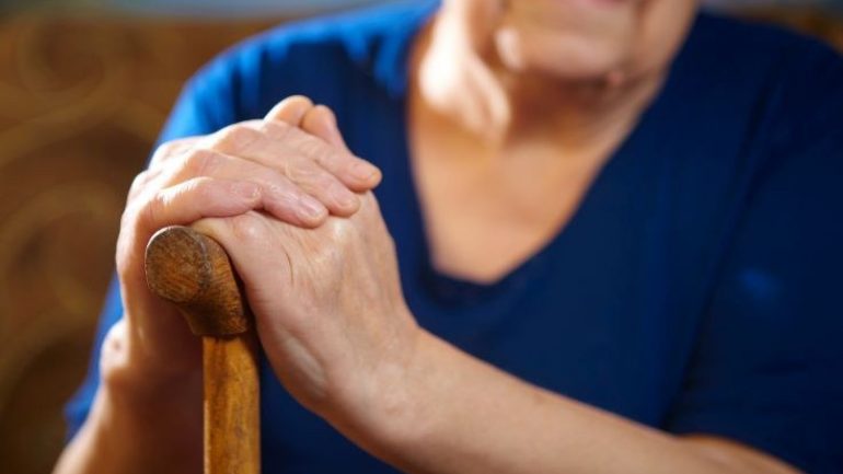 Ο ένας απασχόλησε την γιαγιά και ο δεύτερος “άδειασε” το σπίτι