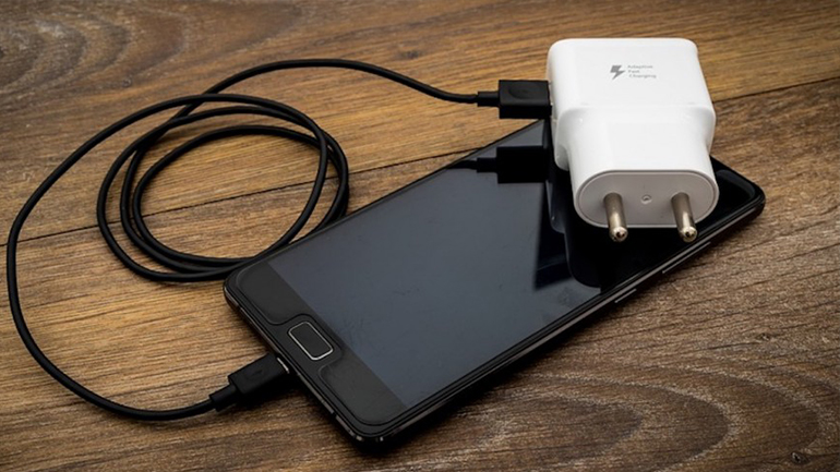 Κοινό φορτιστή για όλα τα κινητά ψηφίζει η Ευρώπη