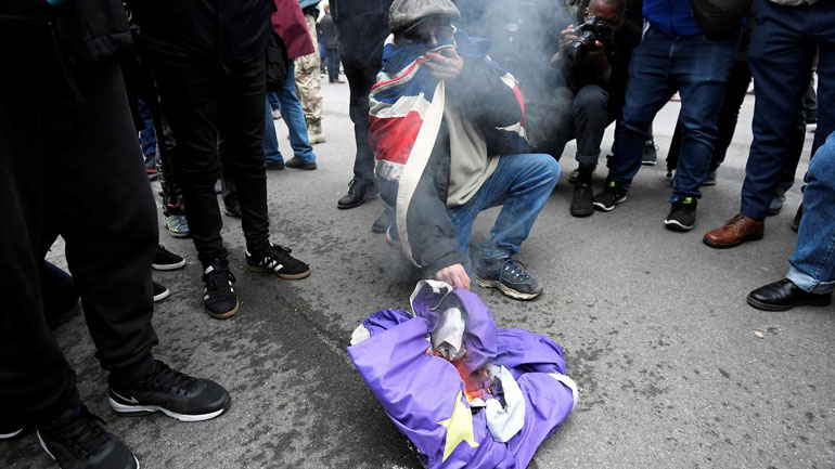 Υποστηρικτής του Brexit έκαψε σημαία της ΕΕ κοντά στην Ντάουνινγκ Στριτ